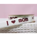 Cinta de poliéster blanca para el Día de la Madre con estampado rojo I love mom para regalos. - Corazón MOM / Beige (Texto Burdeos)