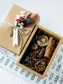 Caja de regalo de papel kraft con flores secas, piñas y canela ideal para obsequios. - Set de caja de regalo de bayas blancas Barbie y flores secas (Tamaño 8*8*3,5 cm)