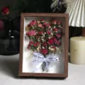 Marco de fotos de flores secas hecho a mano con muestra de rosa real, decoración y regalo ideal. - Rosa Sophie Baby / 8 Pulgadas Madera de Nogal (con Cadena de Luz Bolsa de Regalo Tarjeta)