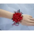 Detalle de primer plano del elegante corsé de muñeca de flores rojas conservadas para bodas. - Estilo 1 Ramillete