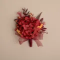Boutonnière de hortensia preservada roja, detalle de broche floral de boda para el novio. - Corsage Rojo Naranja