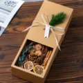 Caja de regalo de carton kraft tipo cajon con flores secas, piñas y rodajas de limon para fiestas - Set de caja de regalo de ciprés (12*12,5 cm)