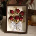 Marco de fotos de flores de rosas secas terminadas decoracion del hogar, elegante regalo floral. - Rosa de amor verdadero / 8 Pulgadas Madera de Nogal (con Cadena de Luz Bolsa de Regalo Tarjeta)
