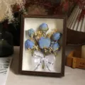 Marco de fotos de flores secas con rosas azules, elegante decoración del hogar y adorno romántico. - Rosa Azul Hielo Picado / 8 Pulgadas Madera de Nogal (con Cadena de Luz Bolsa de Regalo Tarjeta)