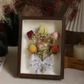 Rosas secas en marco de fotos de madera, especimen de flores naturales regalo decoracion. - Rosa de Cabeza Única Aleatoria / 8 Pulgadas Madera de Nogal (con Cadena de Luz Bolsa de Regalo Tarjeta)
