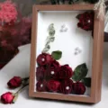 Marco de fotos de madera con flores secas rosas rojas, elegante regalo de decoracion para hogar. - Rosa Alice / 8 Pulgadas Madera de Nogal (con Cadena de Luz Bolsa de Regalo Tarjeta)