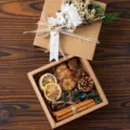 Kraft paper gift box with dried flowers, pine cones, and cinnamon for birthday parties. - Hydrangea & Dried Flower Gift Box Set (Size 8x8x3.5cm)