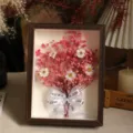 Marco de fotos con flores secas y margaritas rosas, regalo ideal para decoración del hogar. - Gypsophila Rosa / 8 Pulgadas Madera de Nogal (con Cadena de Luz Bolsa de Regalo Tarjeta)