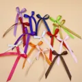 Detalle en primer plano de lazos de cinta de satén de colores, ideales para cajas de regalo. - Ancho 1cm Paquete de 100 Piezas