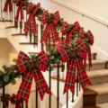 Fiocchi in nastro scozzese di Natale con aghi di pino e bacche per scale e decorazione albero - Stile 1