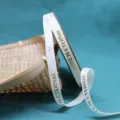 Cinta de grosgrain de 1cm con estampado dorado de amor para regalos y decoracion floral. - 1.0cm Ancho / 40 Yards / Blanco Roto