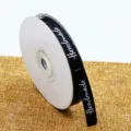 Rollo de cinta impresa de poliéster negro de 1 cm con texto handmade blanco para envolver regalos. - 1,0 cm x 25 yardas / Negro