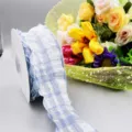 Detalle de primer plano de la cinta de cuadros azul y blanco con volantes de estilo japones. - 4.0CM*10 Yardas / Azul Celeste