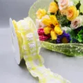 Vue détaillée du ruban à carreaux bouffants froissés jaune et blanc, idéal pour emballage cadeau. - 4.0CM*10 Yards / Jaune Citron