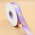 Lila Satinband Rolle mit goldenen Folienherzen fur Geschenkverpackung und Partydekoration. - 2,5 cm * 50 Yards / Taroviolett