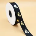 Schwarzes Satinband mit Goldfolien-HerzMuster, perfekt für Geschenkverpackungen und Blumensträuße. - 2,5 cm * 50 Yards / Schwarz