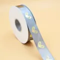 Graues Satinband mit goldenem Herzmuster, perfekt für Geschenke, Blumensträuße und schöne Schleifen. - 2,5 cm * 50 Yards / Hellgrau