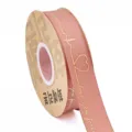 Rollo de cinta rosa con impresión de letras de amor doradas, ideal para empaquetar regalos. - 2.5cm Ancho / 35 Yards / Rosa Claro