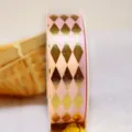 Cinta de raso rosa con motivo de rombos dorados ideal para envolver regalos y fiestas. - 2,5 cm x 25 yardas / Rosa Claro