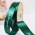 Nastro di raso verde scuro con stampa bianca per decorazione di bouquet e scatole regalo. - Verde Scuro