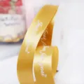 Nastro di raso dorato con testo stampato Just for you, ideale per confezioni regalo e bouquet. - Oro Metallico