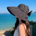 Strand Sonnenhut Detailansicht mit großer Krempe, atmungsaktivem Stoff und eleganter Schleife. - Schwarz