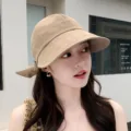Dettaglio in primo piano di un cappello da sole beige alla moda con cinturino posteriore. - Kaki
