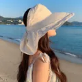 Detailansicht des beigen Sonnenhutes mit breiter Krempe und Nackenschutz für Strand Sommer. - Beige