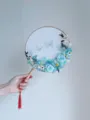 Ventaglio rotondo cinese artigianale con fiori secchi blu e farfalle decorative. - Orchidea Phalaenopsis - Kit di materiali fai da te per ventaglio rotondo cinese + supporto da palazzo in resina