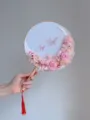 Ventaglio rotondo cinese fatto a mano con fiori conservati rosa e delicate farfalle. - Rosa farfalla - Kit di materiali fai da te per ventaglio rotondo cinese + supporto da palazzo in resina