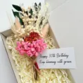 Mini Trockenblumen Strauß in Geschenkbox mit Karte, ideal für Hochzeiten und Geschenke. - Modell J Kleiner Blumenstrauß 1 Bund (Ca. 15 cm, Ohne Etikett)