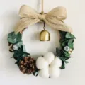 Corona de flores preservadas artesanal con lazo de yute algodón y campana para decoración. - Edeltweiss (kit de materiales + aro de mimbre 15 cm)