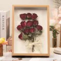 Fertiger roter Rosen konservierter Trockenblumen Bilderrahmen, hochwertiges Geschenk für Frauen. - Ein Leben Eine Person 11 Rosen + A4 Holzfarbe Rahmen