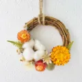 Handgefertigter Trockenblumenkranz Wandbehang, natürliche Baumwolle Strohblume Heimdeko Anhänger. - Warm Sun DIY-Set [Materialpaket + 10 cm Rattanring]