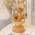 Geconserveerde zonnebloem glazen koepel met houten voet, ideaal romantisch cadeau en woondecoratie. - Grote afgewerkte zonnebloem (10*22) - incl. lichtjes & cadeauzakje
