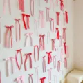 Schleifen Wanddekoration Set für Geburtstag Party Fotografie Requisiten und romantische Zimmerdeko - 8 Groß + 16 Mittel + 20 Klein / Pflaumenrot + Rosenrot + Hautrosa + Rosa (Inklusive Klebepads)