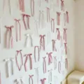 Nastri decorativi da parete in raso rosa e bianco, ideali per sfondi fotografici. - 8 grandi + 16 medi + 20 piccoli / Rosa nudo + Bianco crema (Inlcusi cuscinetti adesivi)