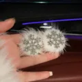 Fluffy snowflake hair clip with sparkling rhinestones for cute autumn and winter styling. - Pom Pom Style Right-Angle Rhinestone Clip, 1 Pc