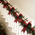 Decorazione di nastro con fiocco a quadri rosso e verde di Natale per scala di casa variante - Modello due