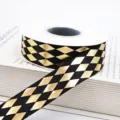 Schwarzes und goldenes Rautenband auf Rolle fuer Geschenkverpackung sowie Partydekoration. - Schwarz