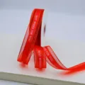 Ruban en filet bordé d'or rouge avec impression pour emballage cadeau et déco de boîte. - Rouge