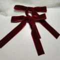 Vue détaillée de nœuds de cheveux en velours bordeaux élégants avec longs rubans doux accessoire. - Pince à Cheveux (2cm) / Bordeaux