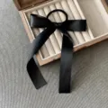 Détail chouchou nœud papillon en satin noir, élégante corde à cheveux pour le style quotidien. - Noir