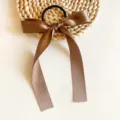 Chouchou ruban satin marron avec grand nœud, joli accessoire de coiffure pour femmes. - Café