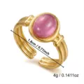 Detailansicht eines goldenen Edelstahlrings mit rosa Stein und Hammerschlag-Optik - 1.8cm / Rosa Edelstein