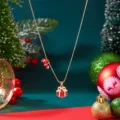 Vista dettagliata di una collana di Natale con Babbo Natale e ciondolo a regalo - Stile Babbo Natale e Confezione Regalo (NC26Y0497)