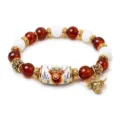 Dettaglio di ciondolo mucca Highland e perla stampata su bracciale di perline - Bracciale Mucca delle Highland