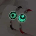 Vue détaillée des bracelets de couple soleil et lune lumineux brillant dans le noir - Style Lumineux Soleil Lune