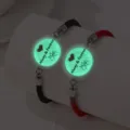 Gros plan de bracelets de couple lumineux avec gravure Always & Forever dans le noir - Style Lumineux Cœur
