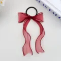 Detail rode organza strik haar elastiek, schattig lint haaraccessoire voor dagelijkse look. - Bordeauxrood